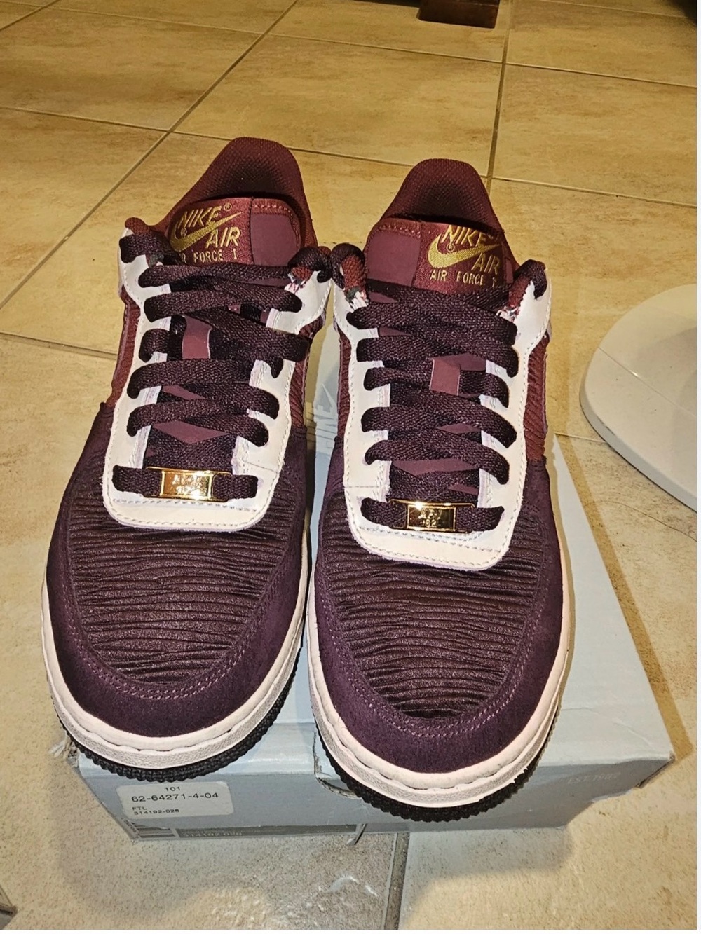 Nike Air Force 1 Sneakers Woman’s size 5.5Y. Prestige condition. Like new!